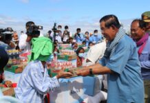 សម្តេចនាយករដ្ឋមន្រ្តី ហ៊ុន សែន អញ្ជើញជួបសំណេះសំណាលសួរសុខទុក្ខ និងចែកអំណោយដល់ ប្រជាពលរដ្ឋរងគ្រោះដោយជំនន់ទឹកភ្លៀងប្រមាណ ៥.០០០គ្រួសារ នៅឃុំបត់ត្រង់ ស្រុកមង្គលបុរី
