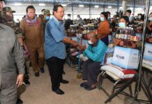 សម្ដេចតេជោ ហ៊ុន សែន អញ្ជើញសួរសុខទុក្ខ និងចែកអំណោយជូនប្រជាពលរដ្ឋរងគ្រោះដោយទឹកជំនន់ នៅខេត្តបន្ទាយមានជ័យ (គោលដៅទីពីរ ចំនួន៥០០០គ្រួសារ)