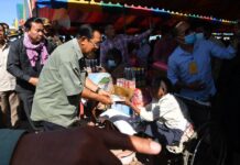 សម្តេចនាយករដ្ឋមន្រ្តី ហ៊ុន សែន អញ្ជើញជួបសំណេះសំណាលសួរសុខទុក្ខ និងចែកអំណោយ ដល់ប្រជាពលរដ្ឋរងគ្រោះដោយជំនន់ទឹកភ្លៀង នៅចំណុចទី២ ភូមិផ្សារកណ្តាល ក្រុងប៉ោយប៉ែត