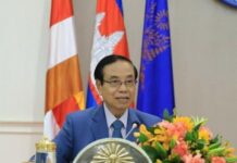 តំណាងថ្នាក់ដឹកនាំ និងមន្រ្តីរាជការ នៃអង្គភាពព័ត៌មាននិងប្រតិកម្មរហ័ស គោរពជូនពរ ឯកឧត្តមកិត្តិនីតិកោសលបណ្ឌិត ប៊ិន ឈិន ឧបនាយករដ្ឋមន្រ្តីប្រចាំការ ក្នុងឱកាសពិធីចម្រើនជន្មាយុ គម្រប់៧១ឆ្នាំ ឈានចូល៧២ឆ្នាំ