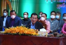 សម្តេចតេជោ ហ៊ុន សែន អញ្ជើញសំណេះសំណាលជាមួយក្រុមការងារផលិតភាពយន្តភាគ រឿង ” កូនប្រុសក្រោមពន្លឺព្រះចន្ទពេញបូរណ៌មី “