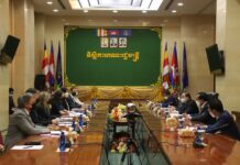 ឯកឧត្តមកិត្តិនីតិកោសលបណ្ឌិត ប៊ិន ឈិន ឧបនាយករដ្ឋមន្ត្រីប្រចាំការ រដ្ឋមន្ត្រីទទួលបន្ទុកទីស្តីការគណៈរដ្ឋ ន្ត្រី ជួបពិភាក្សាការងារជាមួយតំណាងប្រទេស ផ្តល់ជំនួយសម្រាប់សាលាក្តីខ្មែរក្រហម