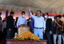 សម្តេចតេជោ ហ៊ុន សែន អញ្ជើញទស្សនាការប្រណាំងទូកង នៅក្រុងតាខ្មៅ ខេត្តកណ្តាល