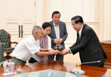 តាអាយុជាង ៨០ឆ្នាំ យកប៉ាន់តែអាយុជាង១២០ឆ្នាំ ជូនសម្តេចតេជោ ហ៊ុន សែន