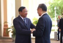 លោក វ៉ាង យី ជួបពិភាក្សាទ្វេភាគីជាមួយ ឧបនាយករដ្ឋមន្ត្រី ប្រាក់ សុខុន