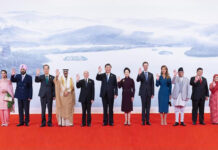 លោក Xi Jinping និងលោកជំទាវ Peng LiYuan រៀបចំពិធីលៀងសាយភោជន៍ទទួលស្វាគមន៍ភ្ញៀវកិត្តិយសអន្តរជាតិ ដែលអញ្ជើញចូលរួមពិធីសម្ពោធបើក នៃការប្រកួតកីឡាអាស៊ីលើកទី១៩ ក្រុង Hangzhou