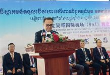 យន្តហោះរបស់ Bangkok Airways ក្លាយជាជើងហោះហើរពាណិជ្ជកម្មដំបូងគេ ដែលចុះចតនៅអាកាសយានដ្ឋានអន្តរជាតិសៀមរាបអង្គរ, អ្នកដំណើរទាំងអស់ ទទួលបានការស្វាគមន៍យ៉ាងកក់ក្តៅ បំពាក់ក្រមាខ្មែរ និងផ្កាកុលាបមួយទង !