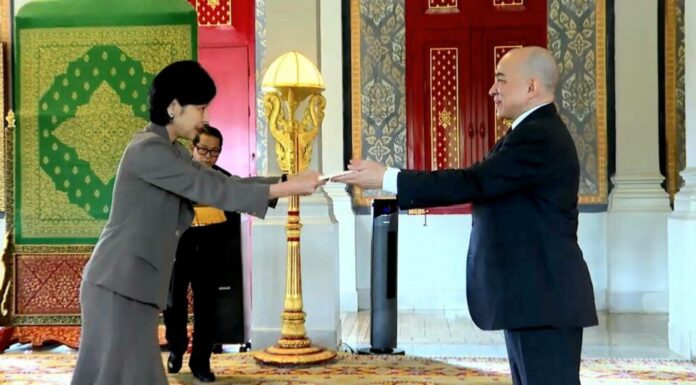 ឯកអគ្គរដ្ឋទូតកាណាដា ទូលថ្វាយនូវការប្តេជ្ញាចិត្តចំពោះព្រះភ័ក្រ្ត ព្រះមហាក្សត្រថា នឹងខិតខំប្រឹងប្រែងយកអស់ពីកំលាំងកាយចិត្ត និងសមត្ថភាពដែលមានធ្វើយ៉ាងណាឲ្យទំនាក់ទំនងមិត្តភាព និងកិច្ចសហប្រតិបត្តិការលើគ្រប់វិស័យរវាងប្រទេសយើងទាំងពីរ ឲ្យមានការរីកចំរើនស្និទ្ធស្នាល និងស្ថិតស្ថេរជានិច្ចនិរន្តន៍តទៅ