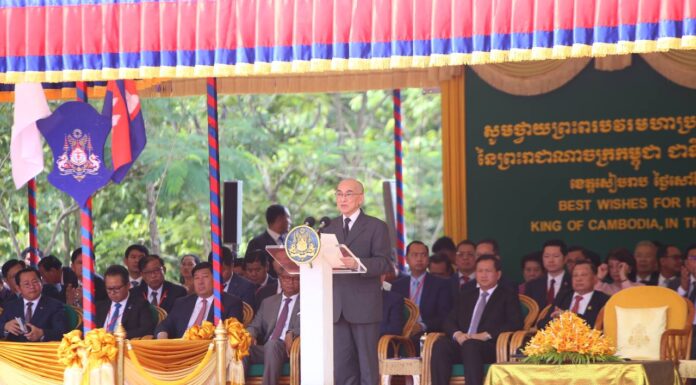 ទស្សនារូបភាព ! ព្រះករុណា ព្រះបាទ សម្តេចព្រះបរមនាថ នរោត្តម សីហមុនី ព្រះមហាក្សត្រ នៃព្រះរាជាណាចក្រកម្ពុជា ជាទីគោរពសក្ការៈដ៏ខ្ពង់ខ្ពស់បំផុត យាងជាព្រះរាជាធិបតីភាព សម្ពោធដាក់ឱ្យប្រើប្រាស់ជាផ្លូវការ «ស្ពានហាលខាងលិច ប្រាសាទអង្គរវត្ត»