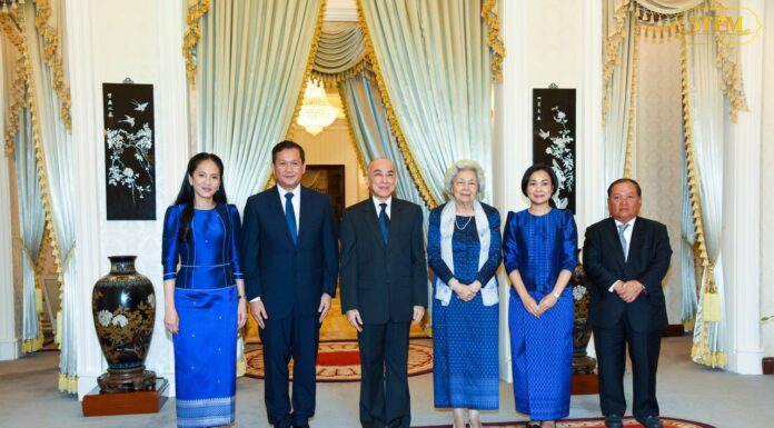 ព្រះករុណាព្រះមហាក្សត្រ និងសម្តេចព្រះមហាក្សត្រី ប្រោសព្រះរាជទាន សម្តេចធិបតី ហ៊ុន ម៉ាណែត និងលោកជំទាវបណ្ឌិត ដឹកនាំលោកជំទាវ អគ្គទេសាភិបាលធនាគារជាតិកម្ពុជា ចូលក្រាបថ្វាយបង្គំគាល់