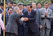 សម្តេចតេជោ ហ៊ុន សែន អញ្ជើញដង្ហែព្រះមហាក្សត្រ យាងសម្ពោធដាក់ឱ្យប្រើប្រាស់ជាផ្លូវការ “ស្ពានហាលមុខប្រាសាទអង្គរវត្ត”