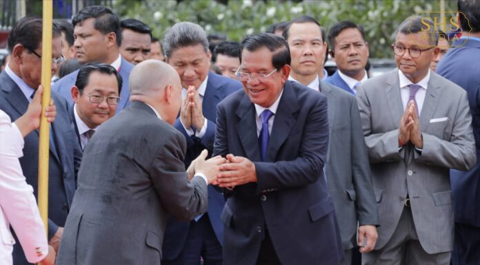 សម្តេចតេជោ ហ៊ុន សែន អញ្ជើញដង្ហែព្រះមហាក្សត្រ យាងសម្ពោធដាក់ឱ្យប្រើប្រាស់ជាផ្លូវការ “ស្ពានហាលមុខប្រាសាទអង្គរវត្ត”