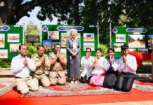 សម្តេចព្រះមហាក្សត្រី ព្រះវររាជមាតាជាតិខ្មែរ ជាទីសក្ការៈដ៏ខ្ពង់ខ្ពស់បំផុត ស្តេចយាងក្នុងព្រះរាជពិធីសម្ពោធជានិមិត្តរូបតាមរយៈពិព័រណ៍សមិទ្ធផលរូបភាពរបស់ក្រុមសម្តេចឪ
