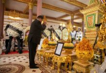 សម្ដេចតេជោ ហ៊ុន សែន អញ្ជើញដាក់កម្រងផ្កាគោរពវិញ្ញាណក្ខន្ធ សម្តេចព្រះអគ្គមហាសង្ឃរាជាធិបតីកិត្តិឧទ្ទេសបណ្ឌិត ទេព វង្ស សម្ដេចព្រះមហាសង្ឃរាជ នៃព្រះរាជាណាចក្រកម្ពុជា