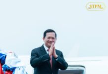 សម្តេចមហាបវរធិបតី ហ៊ុន ម៉ាណែត នាយករដ្ឋមន្ត្រី នៃព្រះរាជាណាចក្រកម្ពុជា កំពុងអញ្ជេីញដឹកនាំគណៈប្រតិភូរាជរដ្ឋាភិបាលកម្ពុជា មាតុភូមិនិវត្តន៍មកកាន់ព្រះរាជាណាចក្រកម្ពុជា
