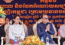 ឯកឧត្តមឧបនាយករដ្ឋមន្ត្រីប្រចាំការ វង្សី វិស្សុត ចែកអំណោយសប្បុរិសធម៌របស់សមាគមឧកញ៉ាកម្ពុជា សរុបជាទឹកប្រាក់ជាង ១,១លានដុល្លារអាម៉េរិក ដើម្បីចូលរួមអភិវឌ្ឍវិស័យអប់រំក្នុងខេត្តកំពង់ធំ