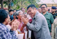 សម្ដេចធិបតី Video Call ជួបសំណេះសំណាលផ្ទាល់ជាមួយពលរដ្ឋ ដែលទើបបញ្ចប់វិវាទដីធ្លីរ៉ាំរ៉ៃជាង២០ឆ្នាំ នៅភូមិទំនប់ក៥ សង្កាត់ប៉ោយប៉ែត ជាង១,៧០០គ្រួសារ ប្រកបដោយភាពស្និទ្ធស្នាលបំផុត