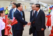 សម្តេចតេជោ ហ៊ុន សែន អញ្ជើញដឹកនាំគណៈប្រតិភូកម្ពុជាទៅដល់សាធារណរដ្ឋប្រជាធិបតេយ្យប្រជាមានិតឡាវប្រកបដោយសុវត្ថិភាព