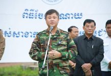 ឧត្តមសេនីយ៍ឯក ហ៊ុន ម៉ានិត តំណាងសម្ដេចបវរធិបតី ហ៊ុន ម៉ាណែត ចុះសួរសុខទុក្ខ និងនាំយកអំណោយមនុស្សធម៌ជូនពលរដ្ឋដែលជម្លៀសខ្លួនមកកាន់ទីសុវត្ថិភាព ក្នុងភូមិតាកឹង ឃុំថ្មី ស្រុកគូលែន ក្រោយប៉ះទង្គិចគ្នាជាមួយកងទ័ពថៃ