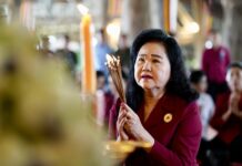 ព្រឹកថ្ងៃនេះមាតាមនុស្សធម៌ សម្តេចកិត្តិព្រឹទ្ធបណ្ឌិត ប៊ុន រ៉ានី ហ៊ុនសែន អញ្ជើញចែកអំណោយជូនជនភៀសសឹក នៅខេត្តព្រះវិហារ ដែលជាខេត្តសមរភូមិក្តៅនៃការឈ្លានពានរបស់ថៃ