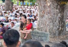 លោកជំទាវបណ្ឌិត ពេជ ចន្ទមុន្នី ហ៊ុនម៉ាណែត បានអញ្ជើញចុះជួបសួរសុខទុក្ខ និងនាំយកស្បៀងអាហារ គ្រឿងឧបភោគបរិភោគព្រមទាំងរបស់របរប្រើប្រាសចាំបាច់ជាច្រើនចែកជូនដល់បងប្អូនប្រជាពលរដ្ឋដែលកំពុងភៀសសឹកពីតំបន់មានជម្លោះព្រំដែនកម្ពុជា-ថៃនៅក្នុងជំរំសុវត្ថិភាព