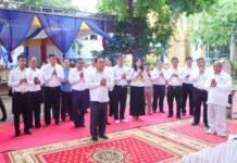 ឯកឧត្តម ទិត សុធា និងថ្នាក់ដឹកនាំព្រមទាំងមន្ត្រីរាជការក្នុងអង្គភាពព័ត៌មាននិងប្រតិកម្មរហ័ស បានទៅគោរពវិញ្ញាណក្ខន្ធសពឧបាសក គឹម សយ ឪពុកបង្កើតរបស់ឯកឧត្តម គឹម ចាន់សំណាង អនុប្រធានអង្គភាព