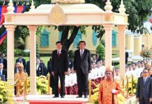 សម្ដេចតេជោ ហ៊ុន សែន អញ្ជើញជាព្រះរាជតំណាងដ៏ខ្ពង់ខ្ពស់ព្រះមហាក្សត្រ ទទួលបដិសណ្ឋារកិច្ចស្វាគមន៍ អគ្គលេខាធិការបក្សប្រជាជនបដិវត្តន៍ឡាវ និងជាប្រធានរដ្ឋឡាវ