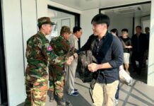 នាយទាហានបន្តវេន ២រូប របស់សិង្ហបុរីអញ្ជើញមកដល់កម្ពុជា ដើម្បីចូលរួមជាមួយ AOT ដើម្បីចុះសង្កេតការណ៍ និងផ្ទៀងផ្ទាត់