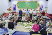 ឯកឧត្តមឧបនាយករដ្ឋមន្ត្រីប្រចាំការ វង្សី វិស្សុត និងលោកជំទាវ អញ្ជើញចូលរួមវេចនំអន្សម ជាមួយមន្រ្តីរដ្ឋបាលខេត្តកំពង់ធំ ប្រជាពលរដ្ឋ និងសិស្សានុសិស្ស សម្រាប់ផ្ញើជូនវីរកងទ័ពដែលឈរជើងនៅតាមបណ្ដោយព្រំដែន