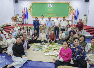 ឯកឧត្តមឧបនាយករដ្ឋមន្ត្រីប្រចាំការ វង្សី វិស្សុត និងលោកជំទាវ អញ្ជើញចូលរួមវេចនំអន្សម ជាមួយមន្រ្តីរដ្ឋបាលខេត្តកំពង់ធំ ប្រជាពលរដ្ឋ និងសិស្សានុសិស្ស សម្រាប់ផ្ញើជូនវីរកងទ័ពដែលឈរជើងនៅតាមបណ្ដោយព្រំដែន