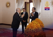 សម្តេចតេជោ ហ៊ុន សែន រួមជាមួយកូនប្រុសពីរនាក់ បានអញ្ជើញដង្ហែព្រះមហាក្សត្រយាងចូលបន្ទប់វះកាត់ដោយផ្ទាល់
