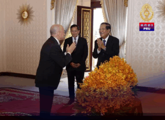 សម្តេចតេជោ ហ៊ុន សែន រួមជាមួយកូនប្រុសពីរនាក់ បានអញ្ជើញដង្ហែព្រះមហាក្សត្រយាងចូលបន្ទប់វះកាត់ដោយផ្ទាល់