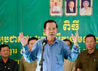 សម្តេចតេជោ ហ៊ុន សែន ប្រមុខរដ្ឋស្តីទី ប្រធានគណបក្សប្រជាជន សួរសុខទុក្ខប្រជាពលរដ្ឋជនភៀសសឹកក្នុងស្រុកស្វាយចេក ខេត្តបន្ទាយមានជ័យ