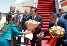 សម្តេចតេជោ ហ៊ុន សែន ដឹកនាំគណៈប្រតិភូជាន់ខ្ពស់កម្ពុជា អញ្ជើញដល់អាកាសយានដ្ឋានអន្តរជាតិប៉េកាំង