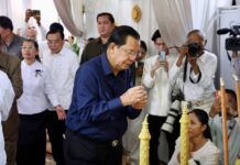 សម្តេចតេជោ ហ៊ុន សែន អញ្ជើញអុជធូបគោរពវិញ្ញាណក្ខន្ធសពម្តាយ លោក កឹម សុខា