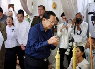 សម្តេចតេជោ ហ៊ុន សែន អញ្ជើញអុជធូបគោរពវិញ្ញាណក្ខន្ធសពម្តាយ លោក កឹម សុខា